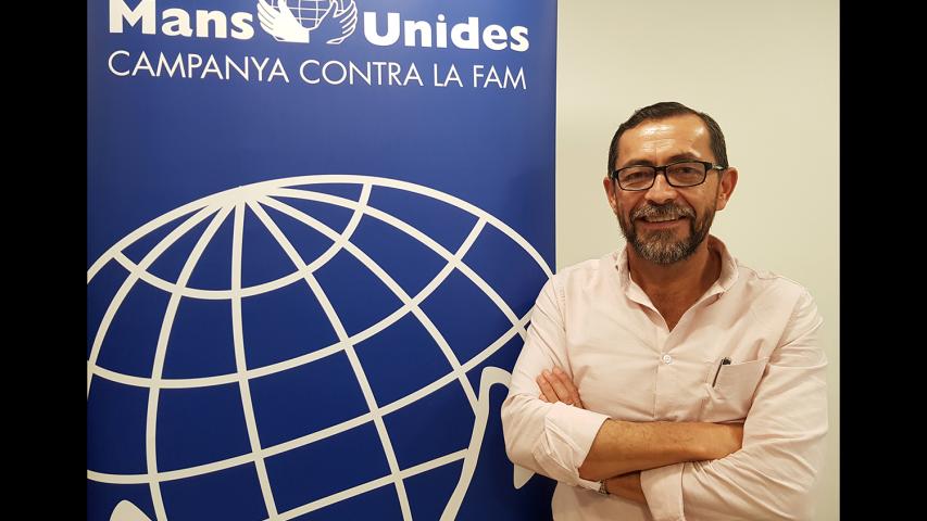 Sergio Godoy posa junto al cartel de Mans Unides