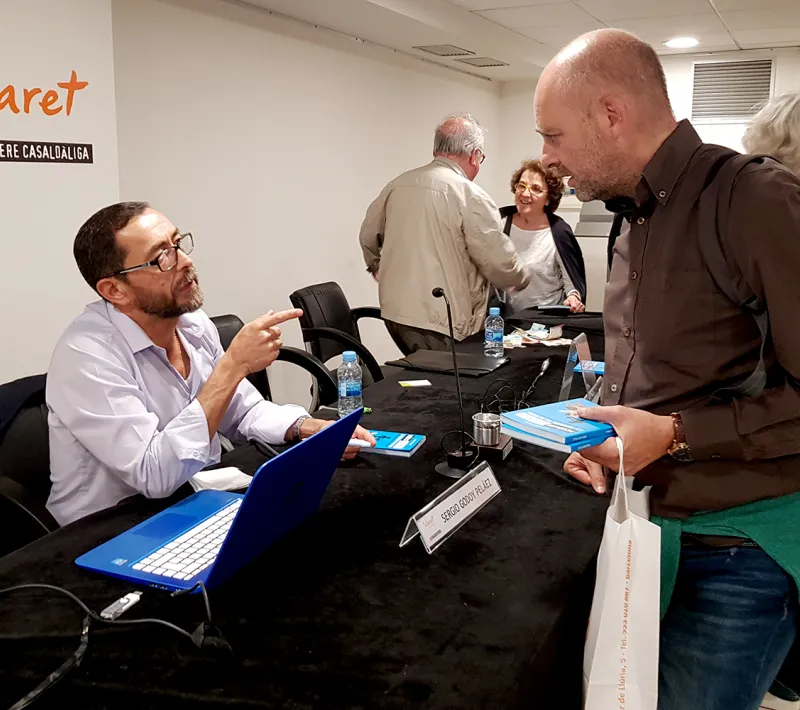 Los asistentes a la presentación tuvieron la oportunidad de charlar con el autor del libro