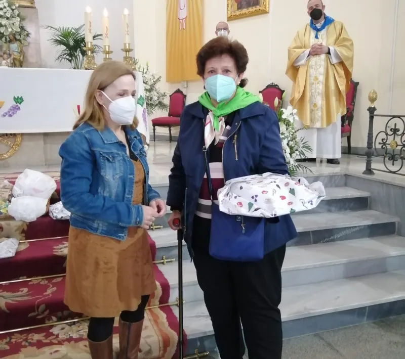 La ganadora de la rifa recibe el premio de manos de la delegada comarcal.