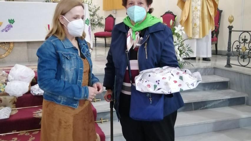 La ganadora de la rifa recibe el premio de manos de la delegada comarcal.