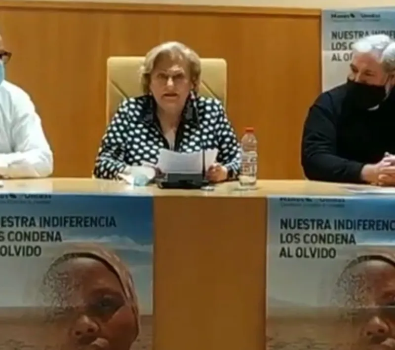 Isabel Mañas, delegada comarcal de Sedaví con el párroco de Nuestra Señora del Rosario, el padre César, y el alcalde, Josep Ferrán.