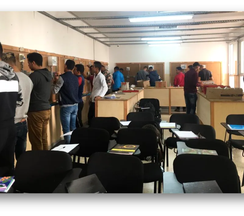 El Taller de Mecánica ayuda a los muchachos de las zonas más pobres de Nador a buscar un trabajo digno.