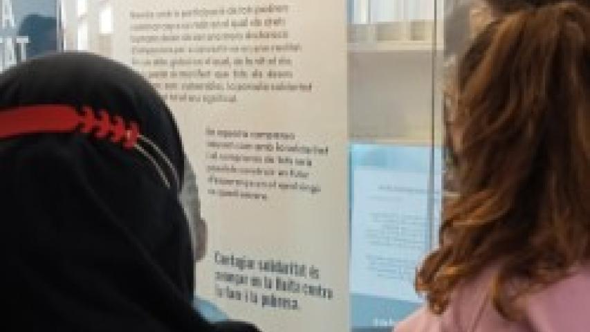 Los alumnos interesados en la exposición