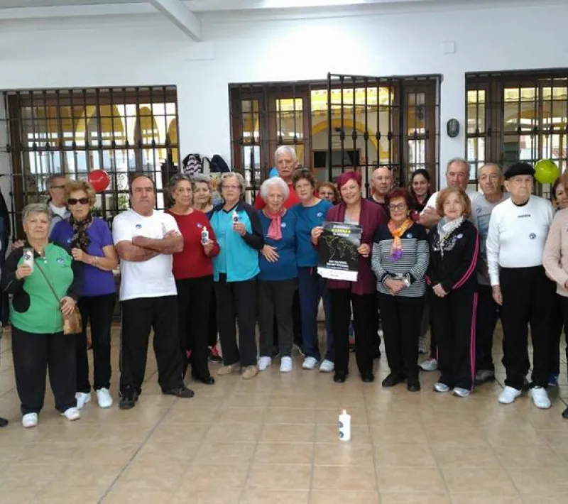 un grupo de mayores en el centro de dia de la trinidad enciende la llama