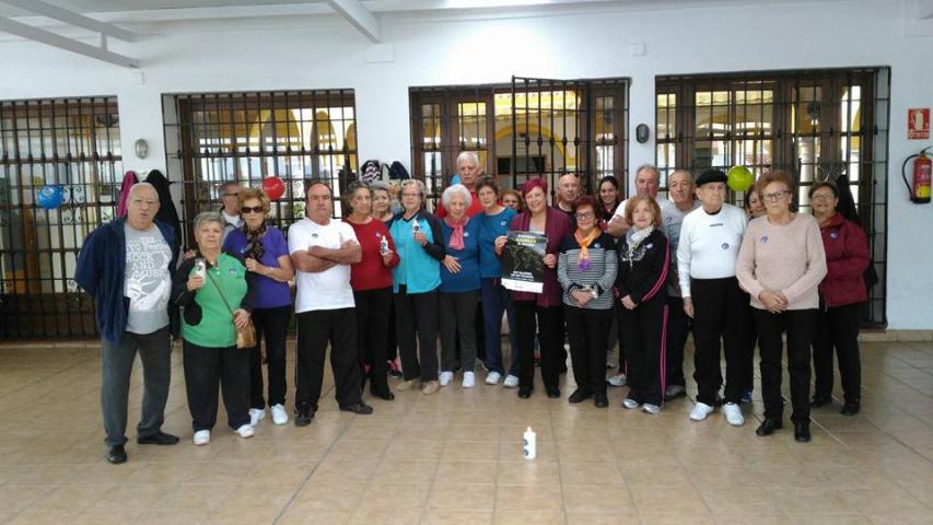 un grupo de mayores en el centro de dia de la trinidad enciende la llama