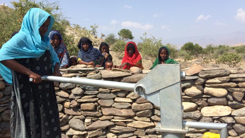Una mujer extrae agua de una fuente en Afar, Etiopía - Foto Manos Unidas