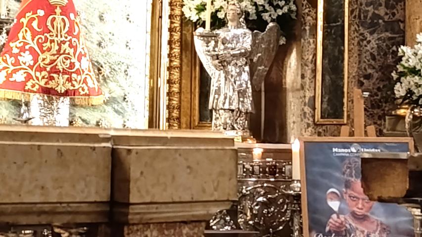 Cartel de la Campaña "Declara la guerra al hambre" a los pies de la Virgen del Pilar