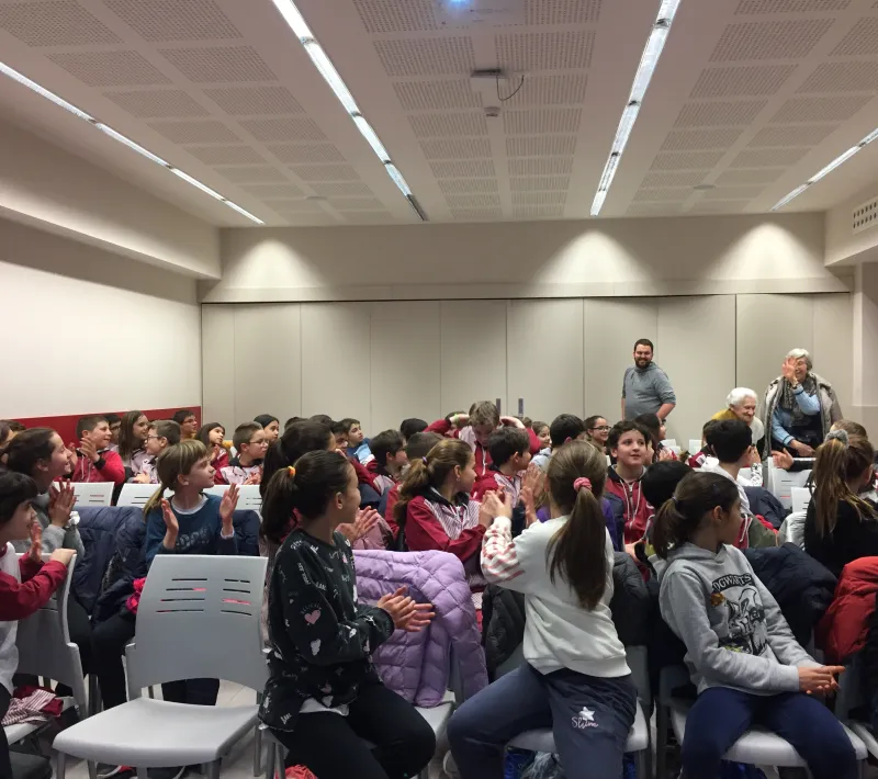 El misionero Miquel Cubeles en la escuela Vedruna de Terrassa