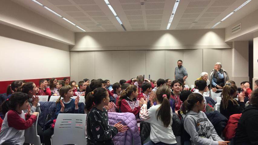 El misionero Miquel Cubeles en la escuela Vedruna de Terrassa