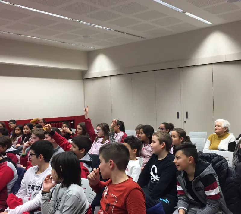 El misionero Miquel Cubeles en la escuela Vedruna de Terrassa