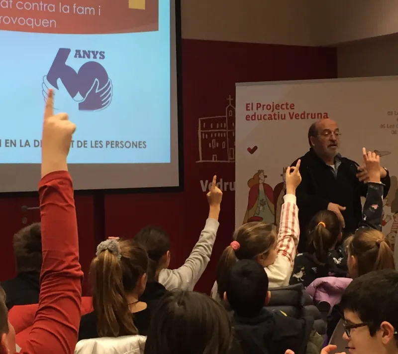 El misionero Miquel Cubeles en la escuela Vedruna de Terrassa