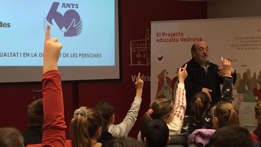 El misionero Miquel Cubeles en la escuela Vedruna de Terrassa