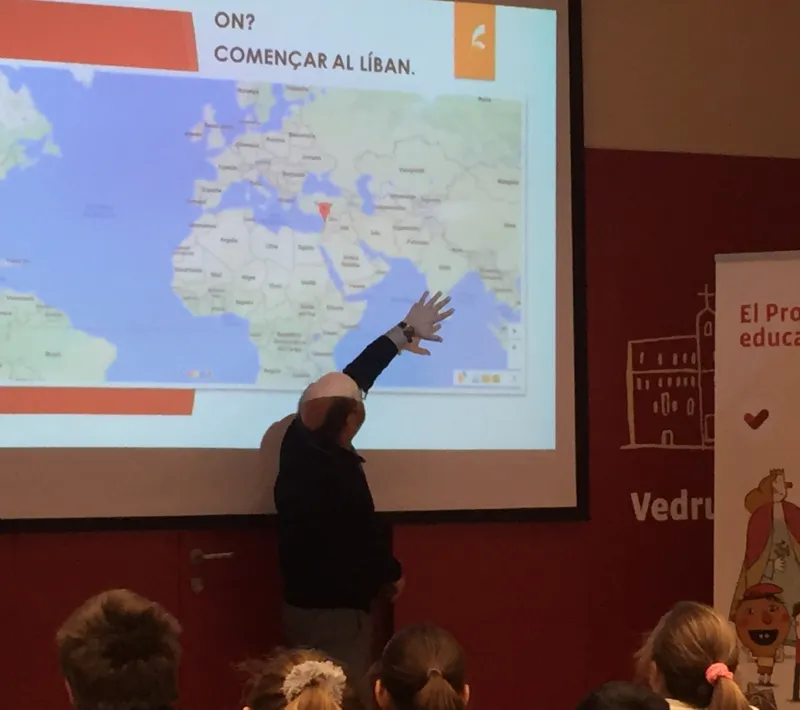 El misionero Miquel Cubeles en la escuela Vedruna de Terrassa