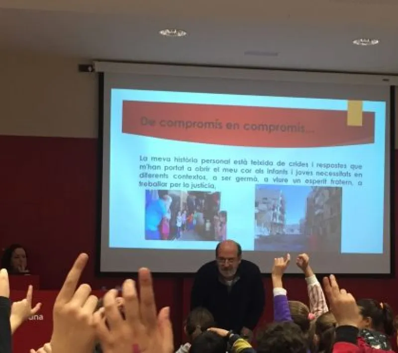 El misionero Miquel Cubeles en la escuela Vedruna de Terrassa