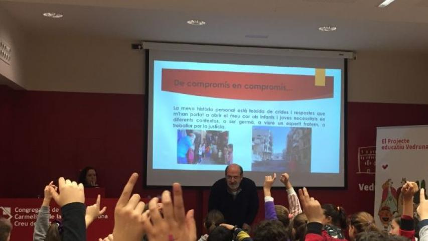 El misionero Miquel Cubeles en la escuela Vedruna de Terrassa