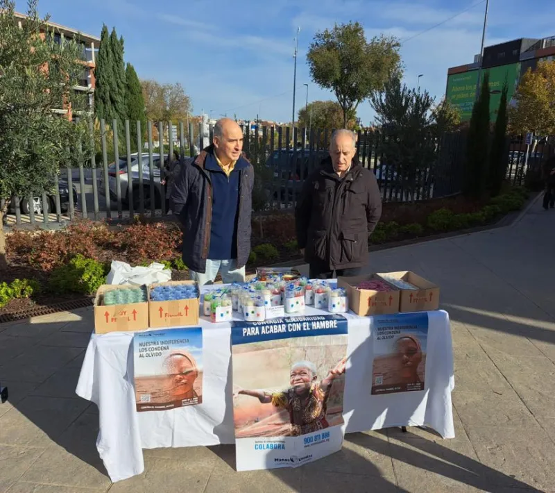 Voluntarios de Manos Unidas Madrid vendiendo velas en Ntra. Sra. de la Moraleja de Alcobendas