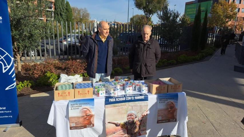 Voluntarios de Manos Unidas Madrid vendiendo velas en Ntra. Sra. de la Moraleja de Alcobendas
