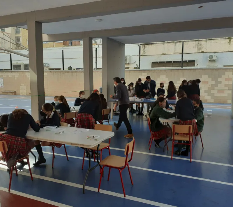 Los alumnos han mostrado mucho interés por la actividad de robótica promovida por Manos Unidas Valencia con el apoyo de la Generalitat Valenciana.