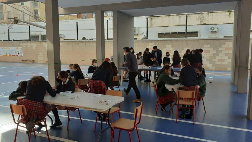Los alumnos han mostrado mucho interés por la actividad de robótica promovida por Manos Unidas Valencia con el apoyo de la Generalitat Valenciana.