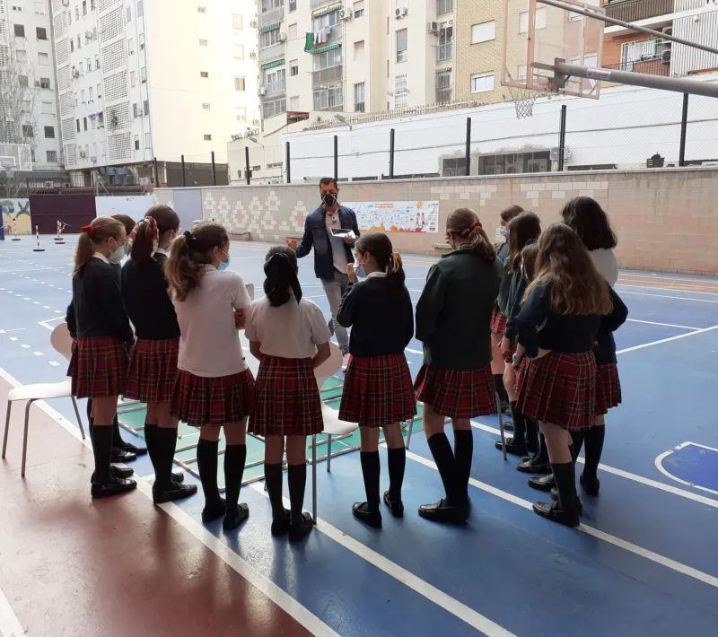 Los alumnos han mostrado mucho interés por la actividad de robótica promovida por Manos Unidas Valencia con el apoyo de la Generalitat Valenciana.