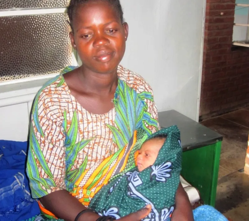 Miradas a la igualdad. Violet Kunbugirani y su hijo en Malawi