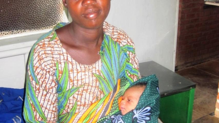 Miradas a la igualdad. Violet Kunbugirani y su hijo en Malawi