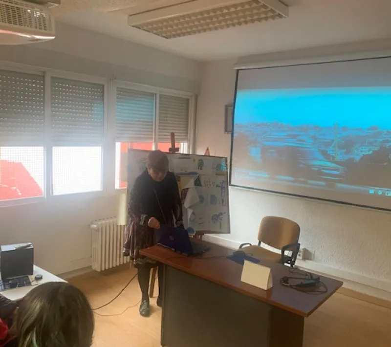 Visita de los alumnos del colegio Vedruna de Villaverde a la sede de Manos Unidas Madrid