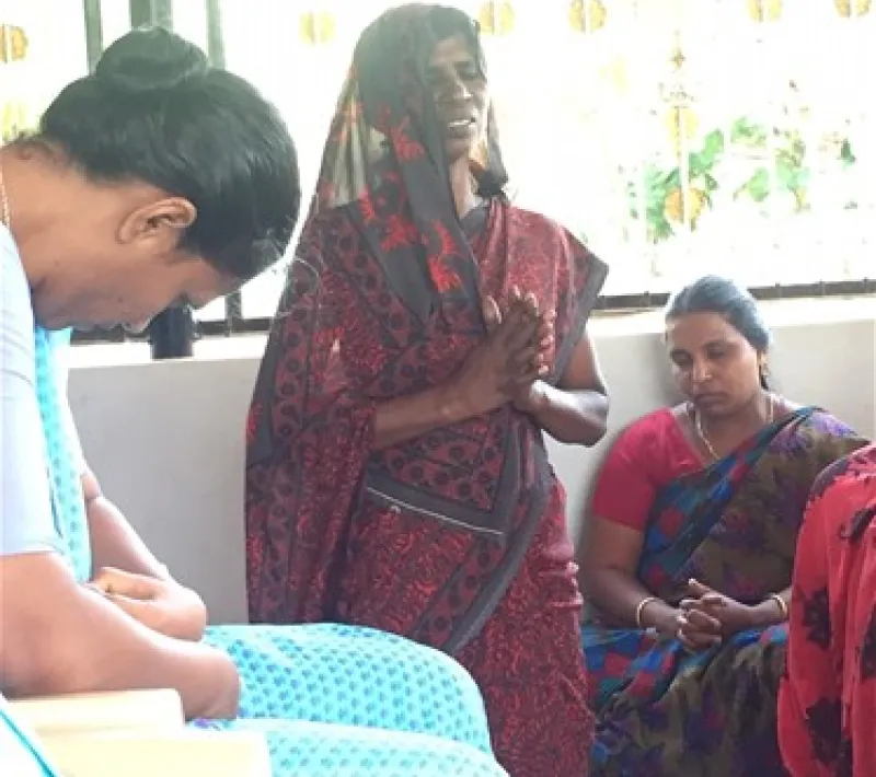Las mujeres de las zonas rurales de India quedan marginadas al enviudar.