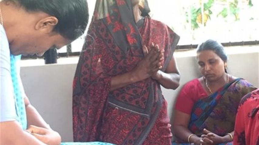 Las mujeres de las zonas rurales de India quedan marginadas al enviudar.