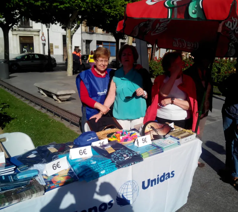 voluntarias en mesa
