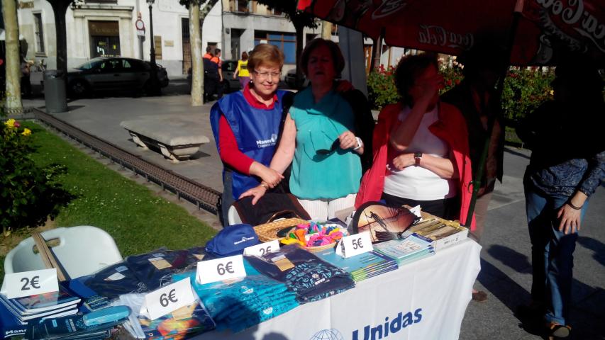 voluntarias en mesa