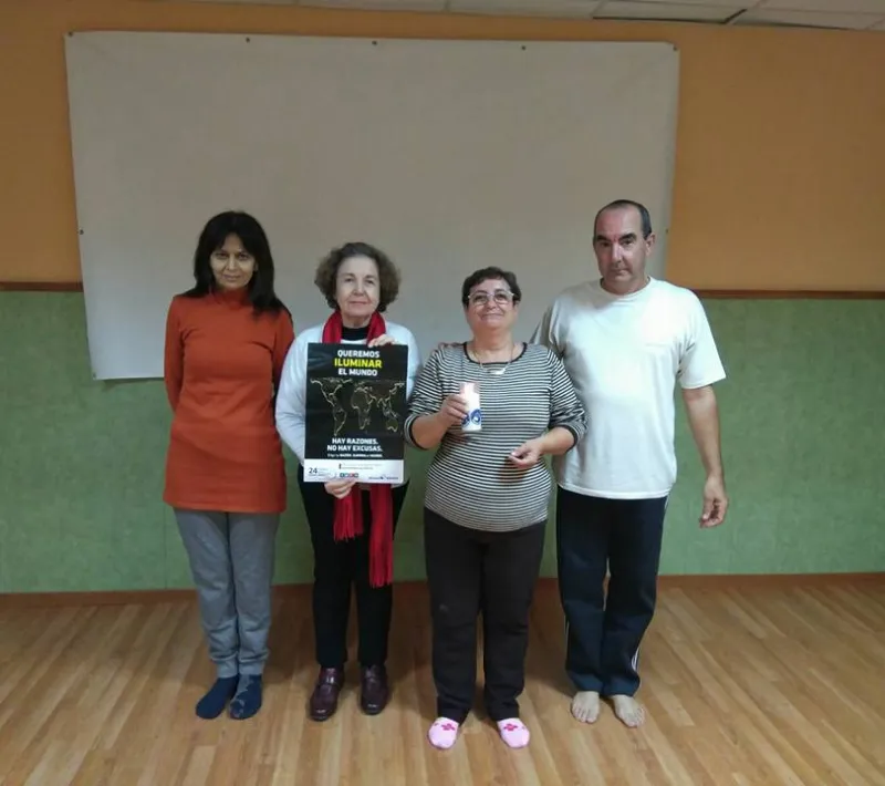 voluntarios de m.u.de pizarra encienden la llama