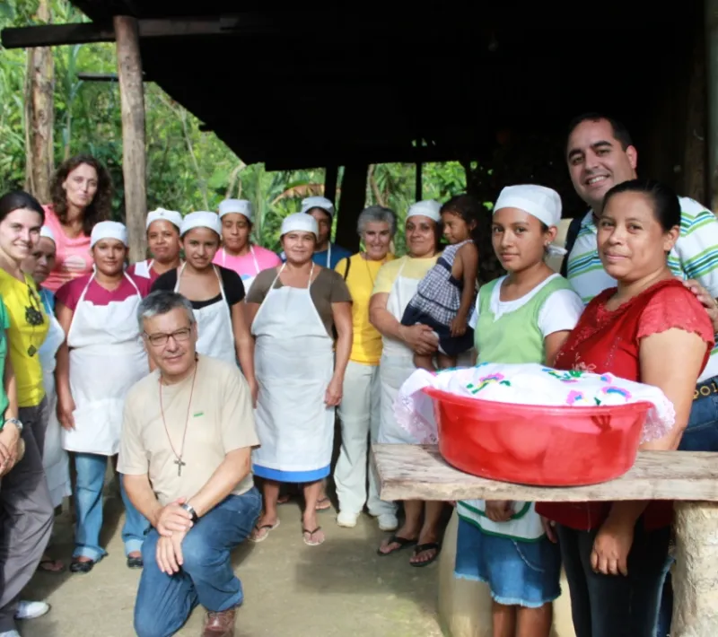 voluntarios de manos unidas con las mujeres de la comunidad de la union donde tienen una panaderia
