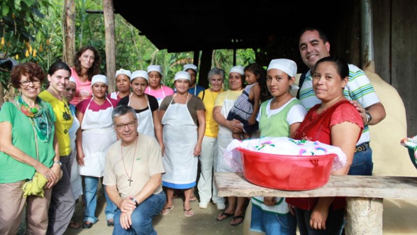 voluntarios de manos unidas con las mujeres de la comunidad de la union donde tienen una panaderia