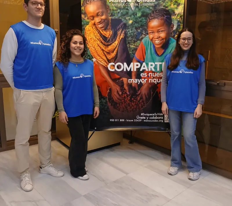 voluntarios jovenes en el cartel
