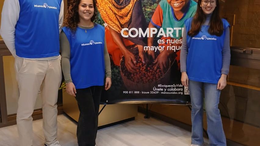 voluntarios jovenes en el cartel