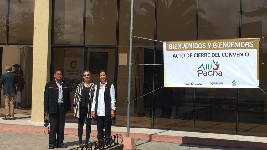 Clara Pardo, presidenta de Manos Unidas, Isabel Vogel, responsable de proyectos de Manos Unidas y Carlos Vicente Alconcé, cordinador expatriado del covenio, en el acto de cierre del convenio con Ecuador. Foto Ana Pérez/Manos Unidas