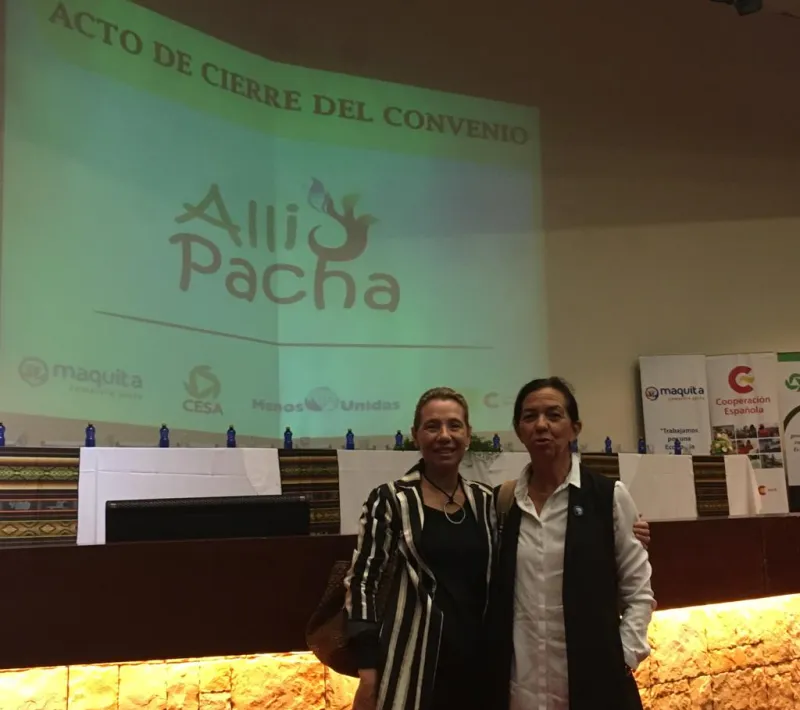Clara Pardo, presidenta de Manos Unidas e Isabel Vogel, responsable de proyectos de Manos Unidas, en el acto de cierre del convenio con Ecuador. Foto Ana Pérez/Manos Unidas