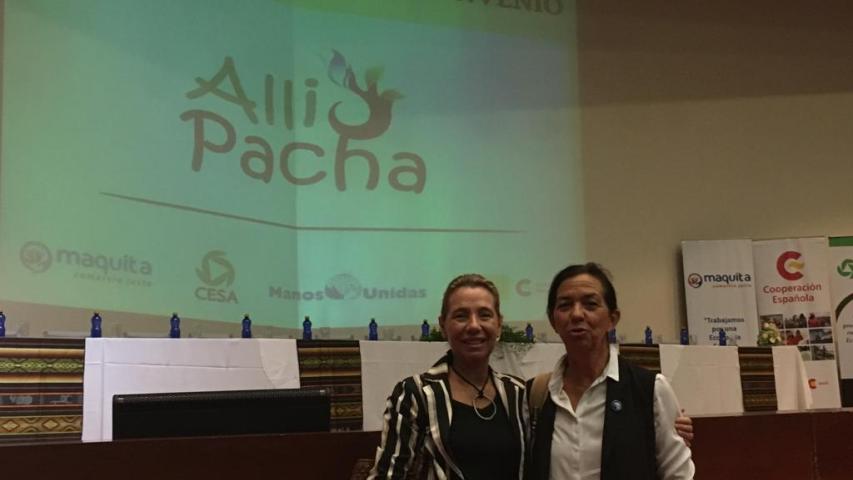 Clara Pardo, presidenta de Manos Unidas e Isabel Vogel, responsable de proyectos de Manos Unidas, en el acto de cierre del convenio con Ecuador. Foto Ana Pérez/Manos Unidas