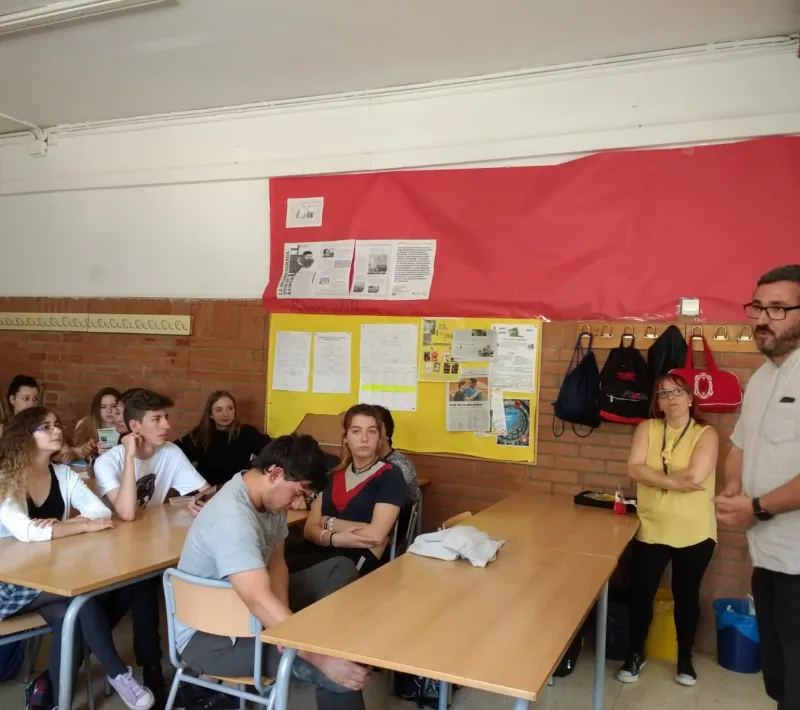 Alumnos atentos a las explicaciones del Consiliario Mn. Mario