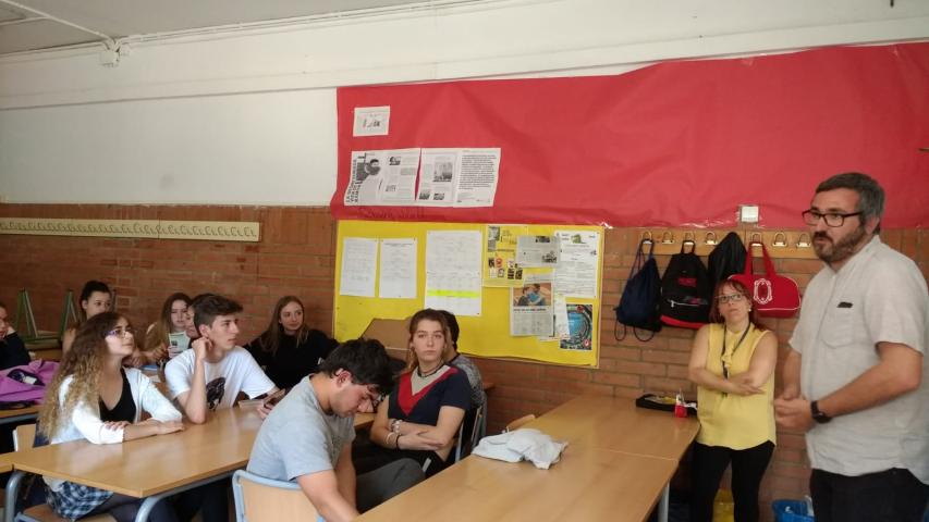 Alumnos atentos a las explicaciones del Consiliario Mn. Mario