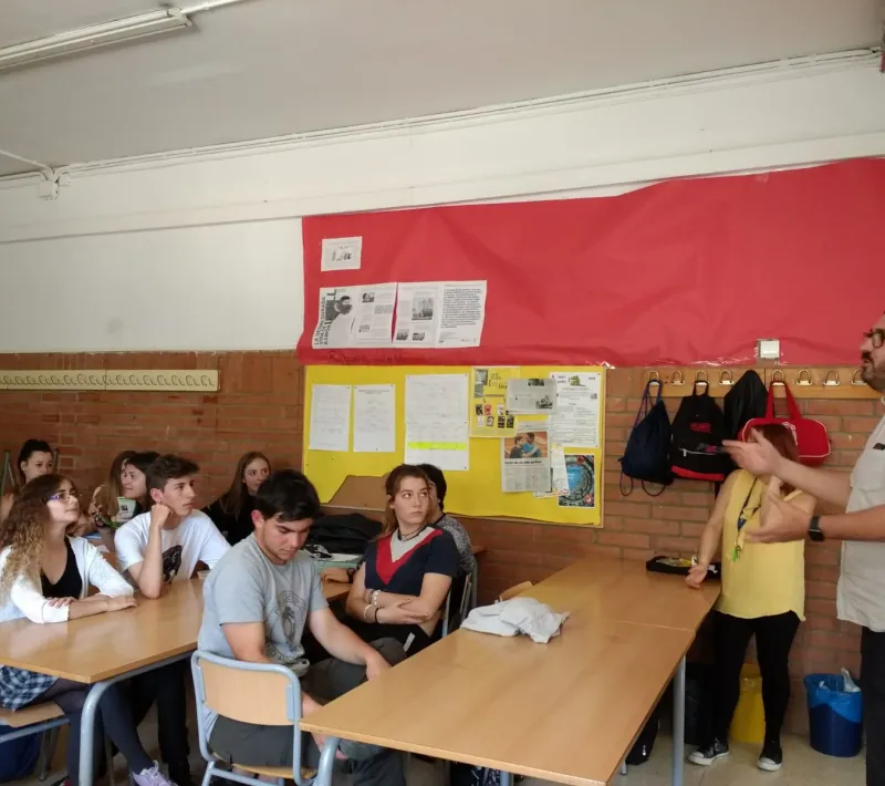 Alumnos atentos a las explicaciones del Consiliario Mn. Mario