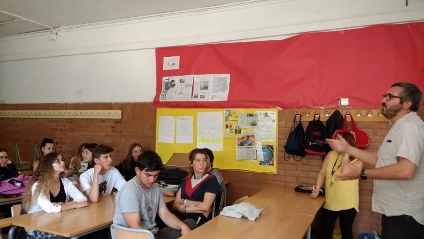 Alumnos atentos a las explicaciones del Consiliario Mn. Mario
