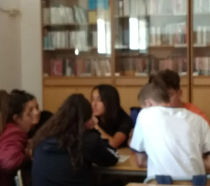Alumnos trabajando sobre los proyectos de Manos Unidas