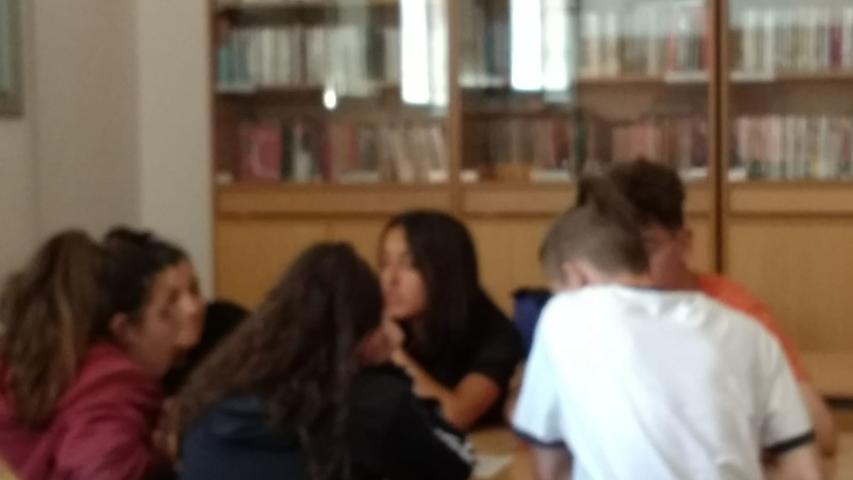 Alumnos trabajando sobre los proyectos de Manos Unidas