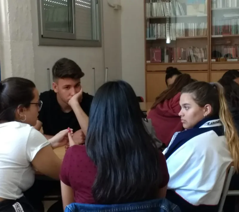 Alumnos trabajando sobre los proyectos de Manos Unidas