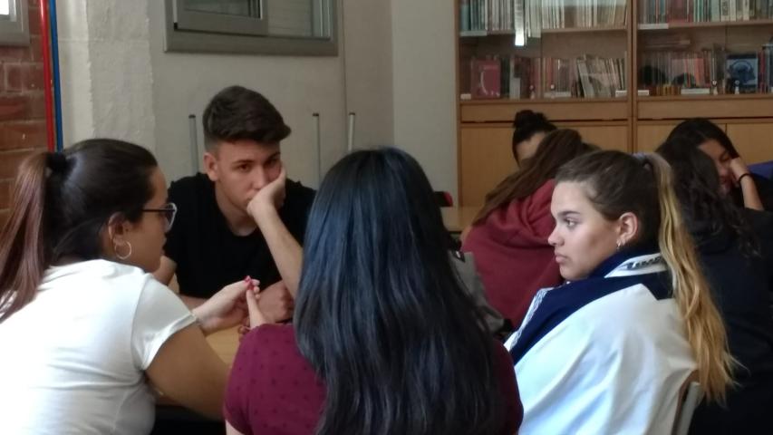 Alumnos trabajando sobre los proyectos de Manos Unidas