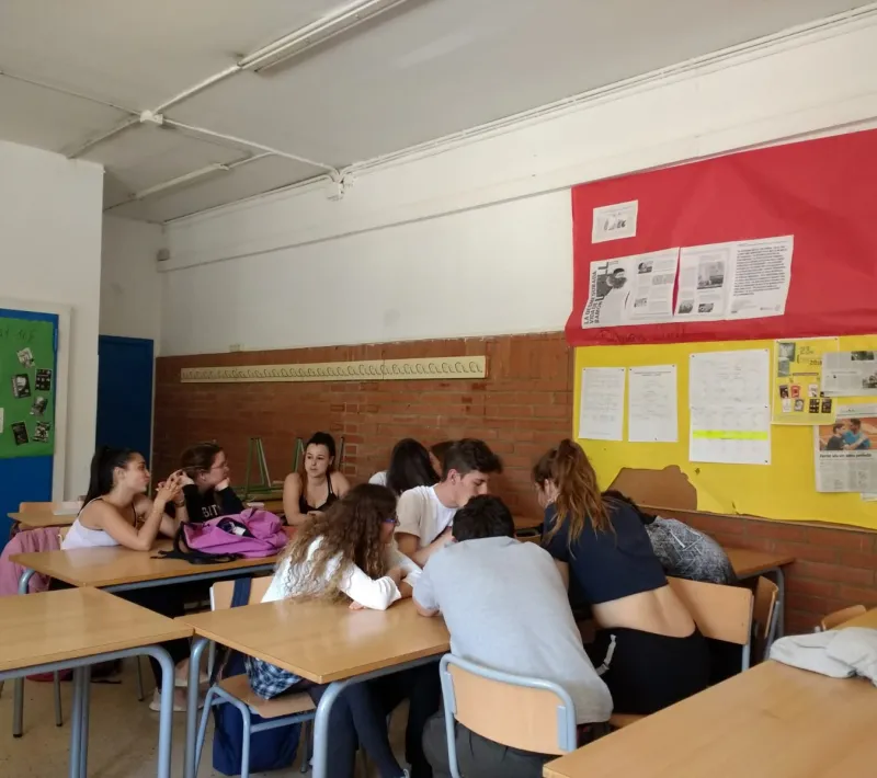 Alumnos trabajando sobre los proyectos de Manos Unidas