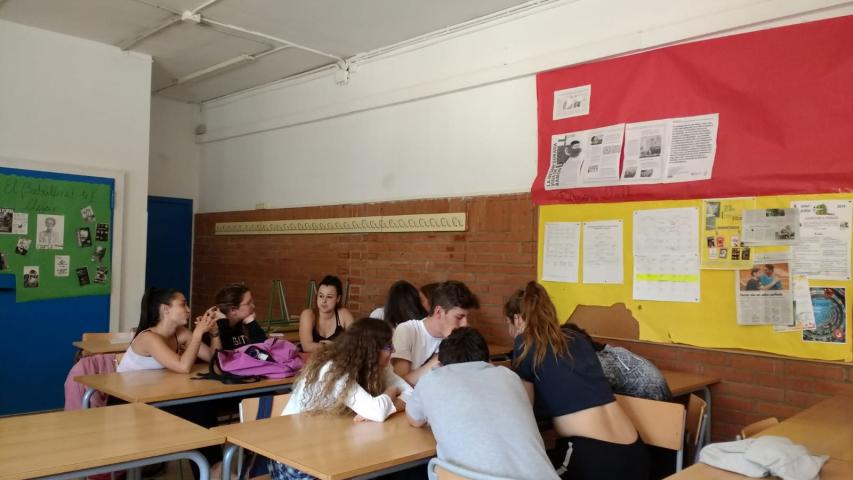 Alumnos trabajando sobre los proyectos de Manos Unidas