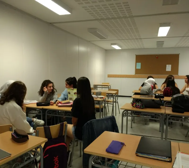 Alumnos trabajando sobre los proyectos de Manos Unidas